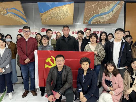 图4：党旗下合影